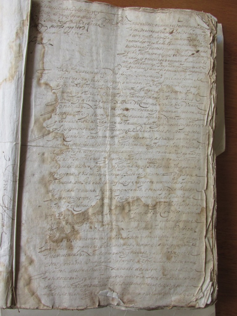 Libros de archivo encontrados por Ibarra para demostrar la antigüedad del Pueblo de El Ángel.